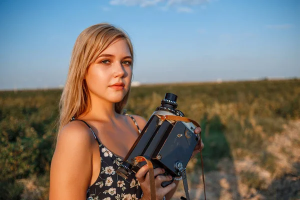 Retrato de menina loira em vestido de impressão floral com vídeo vintage — Fotografia de Stock