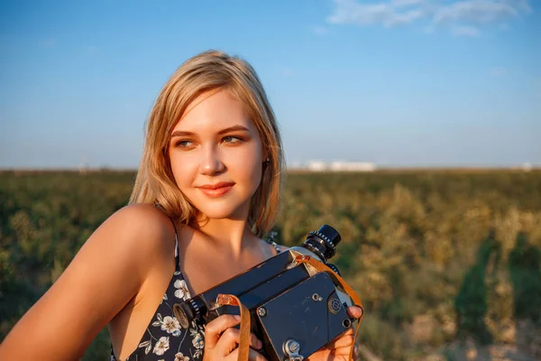 Retrato de menina loira em vestido de impressão floral com vídeo vintage — Fotografia de Stock