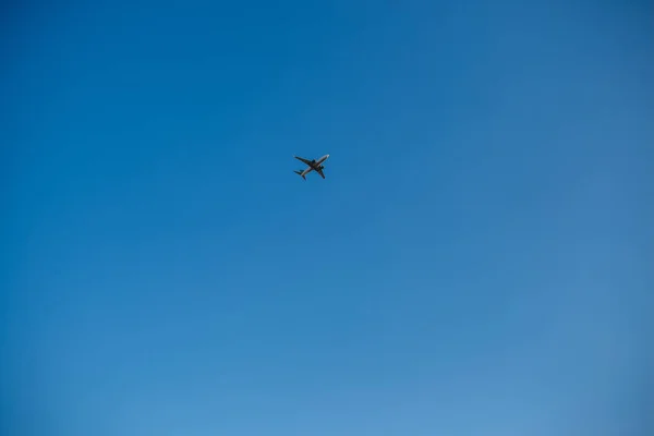 Décollage de l'avion. vue d'en bas sur fond de ciel bleu — Photo