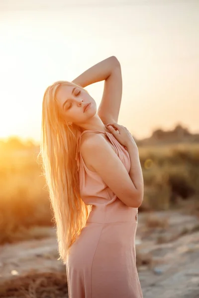 รูปภาพของสาวสวย Caucasian บลอนด์ ผู้หญิงในสีชมพู d — ภาพถ่ายสต็อก