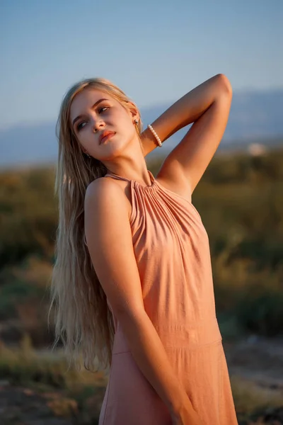Portrait d'une jeune belle femme blonde caucasienne dans un d rose — Photo