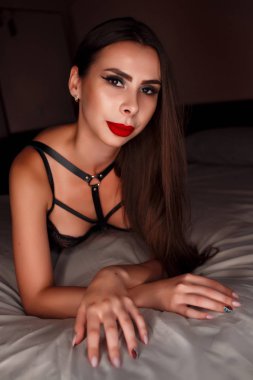 siyah iç çamaşırı genç bir güzel kadın portresi yalan 