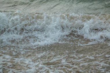 fırtınalı havalarda kumlu bir plajda dayak dalgalarının arka plan