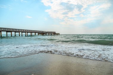 fırtınalı havalarda kumlu bir plajda dayak dalgalarının arka plan