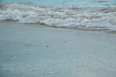 fırtınalı havalarda kumlu bir plajda dayak dalgalarının arka plan