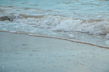 fırtınalı havalarda kumlu bir plajda dayak dalgalarının arka plan