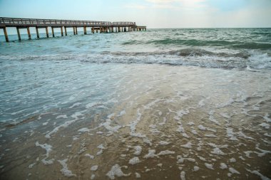 fırtınalı havalarda kumlu bir plajda dayak dalgalarının arka plan