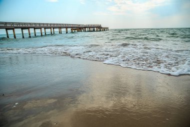 fırtınalı havalarda kumlu bir plajda dayak dalgalarının arka plan