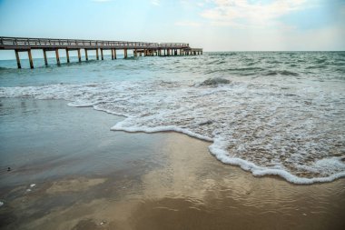 fırtınalı havalarda kumlu bir plajda dayak dalgalarının arka plan