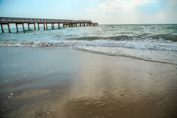 fırtınalı havalarda kumlu bir plajda dayak dalgalarının arka plan