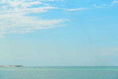 güzel bulutlar ve küçük bir parçası ile mavi gökyüzü arka plan