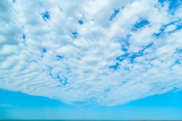 Hintergrund des blauen Himmels mit schönen Wolken und einem kleinen Teil der — Stockfoto