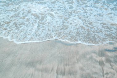 fırtınalı havalarda kumlu bir plajda dayak dalgalarının arka plan