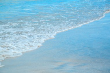 fırtınalı havalarda kumlu bir plajda dayak dalgalarının arka plan