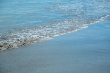 fırtınalı havalarda kumlu bir plajda dayak dalgalarının arka plan