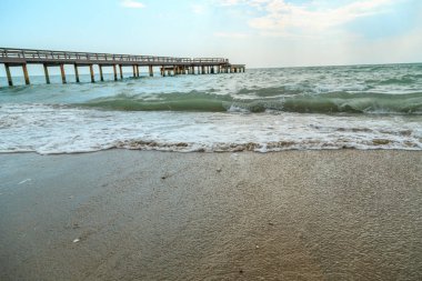 fırtınalı havalarda kumlu bir plajda dayak dalgalarının arka plan