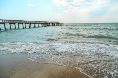 fırtınalı havalarda kumlu bir plajda dayak dalgalarının arka plan