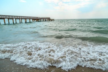 fırtınalı havalarda kumlu bir plajda dayak dalgalarının arka plan