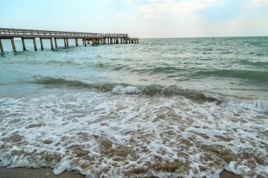 fırtınalı havalarda kumlu bir plajda dayak dalgalarının arka plan