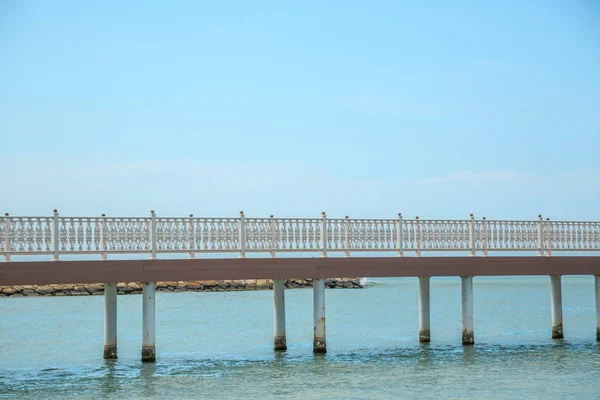 Hintergrund von der Seebrücke an der Küste — Stockfoto