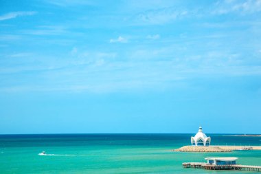 güzel bulutlar ve masmavi deniz ile mavi gökyüzü arka plan 