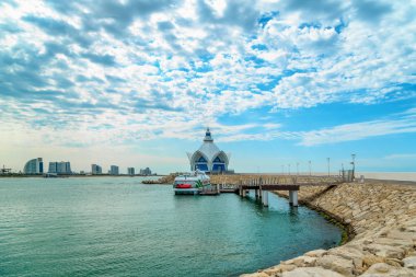 güzel bulutlar ve masmavi deniz ile mavi gökyüzü arka plan 