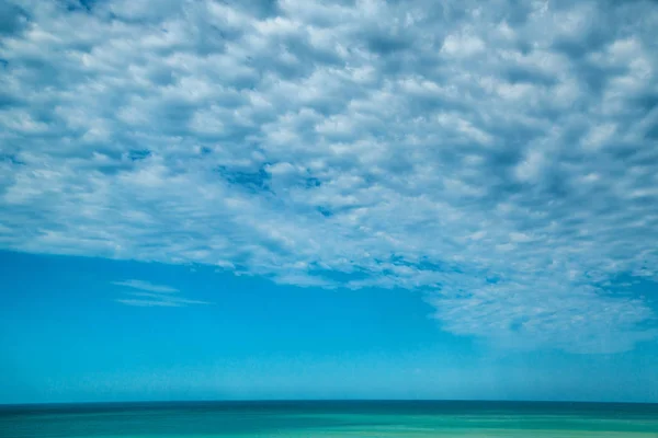 Κορυφαία θέα στη θάλασσα και την αμμώδη παραλία με όμορφο ουρανό με CLOU — Φωτογραφία Αρχείου