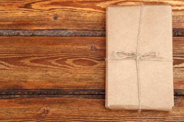 hediye koyu eski üzerinde çevre dostu biyobozunur karton paketlenmiş 