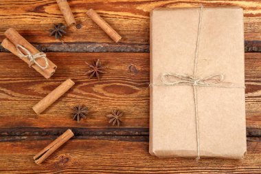 hediye koyu eski üzerinde çevre dostu biyobozunur karton paketlenmiş 