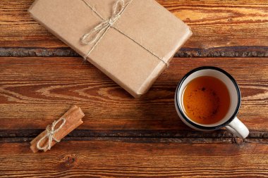 hediye çevre dostu biyobozunur karton ve bir cam paketlenmiş 