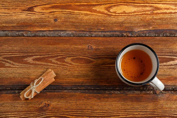 Żółte jesienne liście i szklankę herbaty na ciemnym starym drewnianym BAC — Zdjęcie stockowe