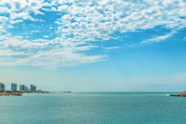 güzel bulutlar ve masmavi deniz ile mavi gökyüzü arka plan 