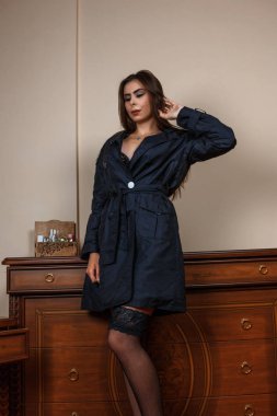 siyah yağmurluk ve güzel Kafkas kadın ev hanımı karısı