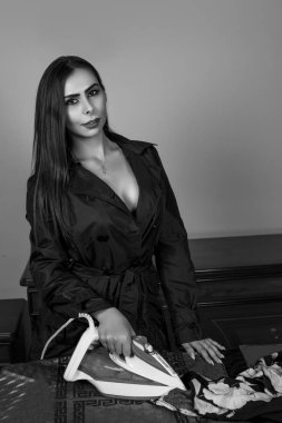 siyah ceket ve beau güzel Kafkas kadın karısı ev hanımı