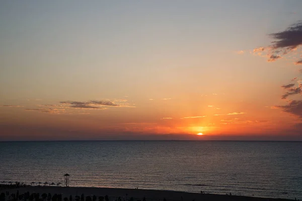 Fondo de una hermosa puesta de sol de color rojo anaranjado en el mar Caspio  . — Foto de Stock