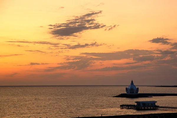 Fondo de una hermosa puesta de sol de color rojo anaranjado en el mar Caspio  . — Foto de Stock