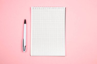 pembe izole arka plan üzerinde kalem ile kağıt defter. üst görünüm. F
