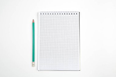 beyaz izole arka plan üzerinde kalem veya kalem ile kağıt defter. 