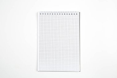 beyaz izole arka plan üzerinde kağıt defter. üst görünüm. düz yatıyordu 