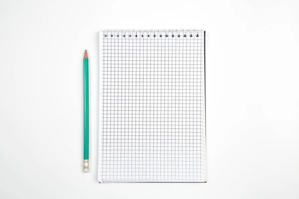 Beyaz izole arka plan üzerinde kalem veya kalem ile kağıt defter. — Stok fotoğraf