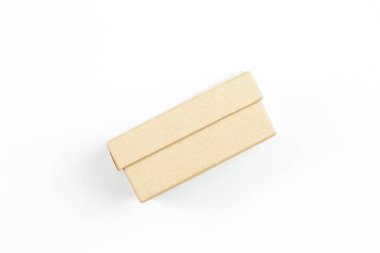 beyaz izole üzerinde biyobozunur karton yapılmış küçük bir kutu 