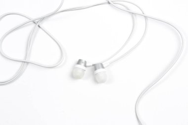 beyaz izole arka plan üzerinde kablolu kulaklıklar