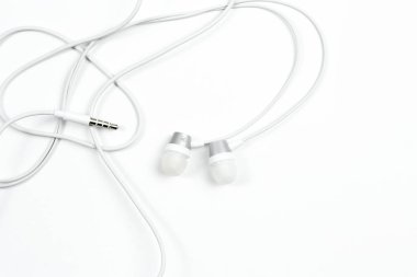 beyaz izole arka plan üzerinde kablolu kulaklıklar
