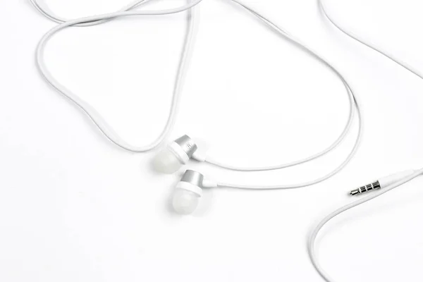 Fones de ouvido com fio em fundo isolado branco — Fotografia de Stock