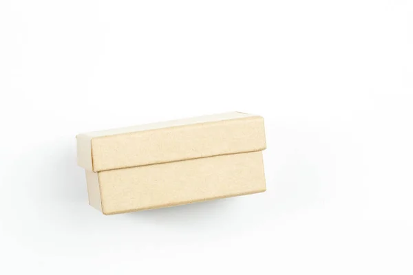 Una pequeña caja de cartón biodegradable sobre un aislado blanco — Foto de Stock