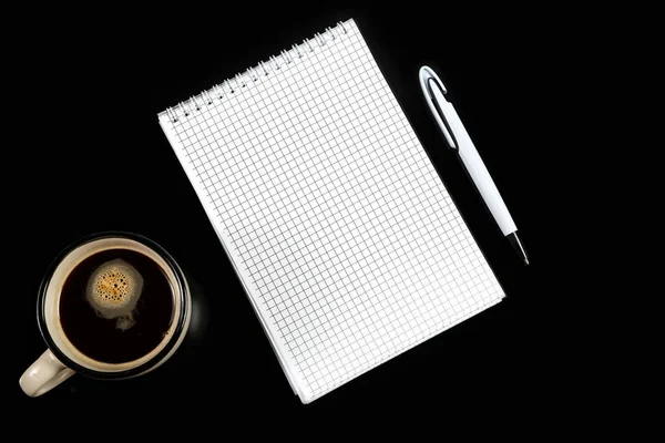 Günaydın. Bir fincan kahve ve karantinada kalem olan bir not defteri. — Stok fotoğraf
