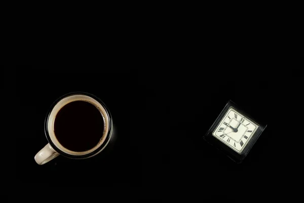 Dzień dobry. filiżankę kawy i zegar stołowy na czarnym, izolowanym bac — Zdjęcie stockowe