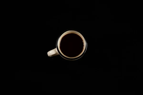 Beżowy kubek kawy na czarnym, izolowanym tle. na szkle czarnym — Zdjęcie stockowe