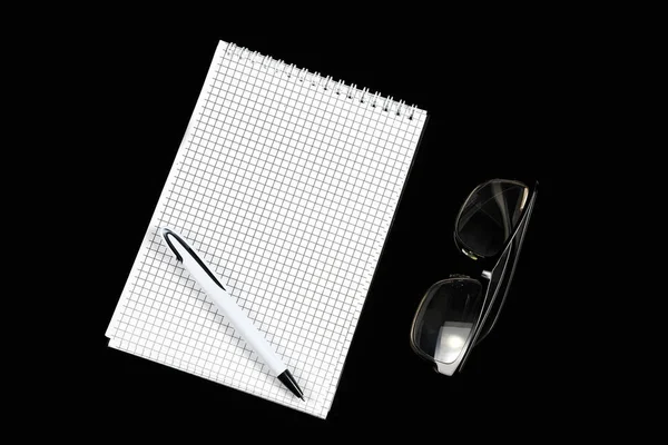 Cuaderno de papel con bolígrafo y gafas ópticas en negro i — Foto de Stock