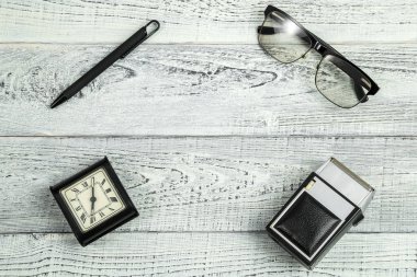 Günaydın. Retro çalar saat, klasik elektrikli tıraş makinesi ve güneş gözlüğü.